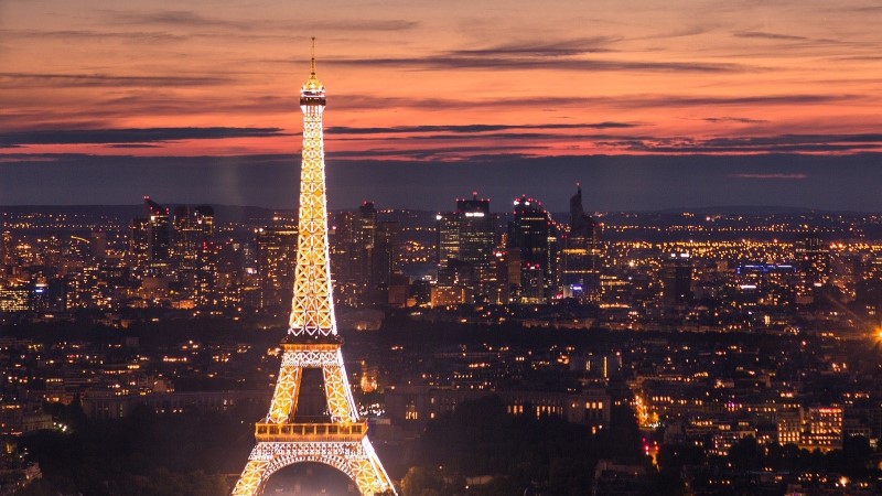 Эйфелева башня в Париже ночью
